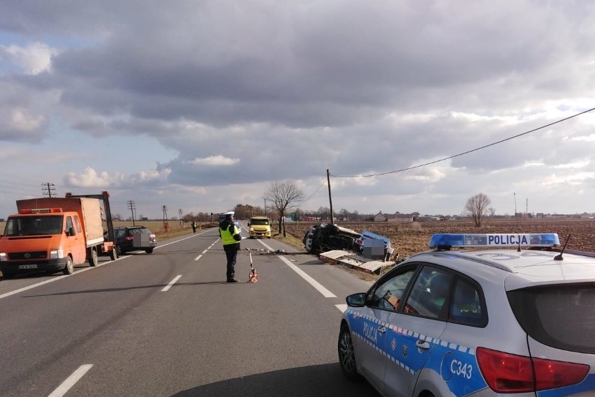 Tragiczny wypadek w Ostaszewie pod Toruniem. Jedna osoba nie żyje. To kierowca volkswagena passata