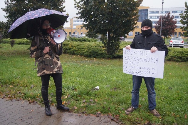 Protest przeciwko zamknięciu oddziału dziecięcego w Radomsku