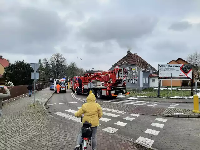 Trzy wozy strażackie i samochód operacyjny oraz policja i straż przyjechały w piątek po południu do jednego z domków przy ul. Sienkiewicza w Nowej Soli.