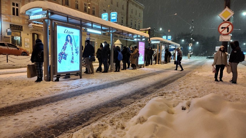Uwaga kierowcy! Koszmarne warunki na krakowskich drogach. Śniegu nieustannie przybywa. Możliwe oblodzenia