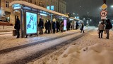 Uwaga kierowcy! Koszmarne warunki na krakowskich drogach. Śniegu nieustannie przybywa. Możliwe oblodzenia