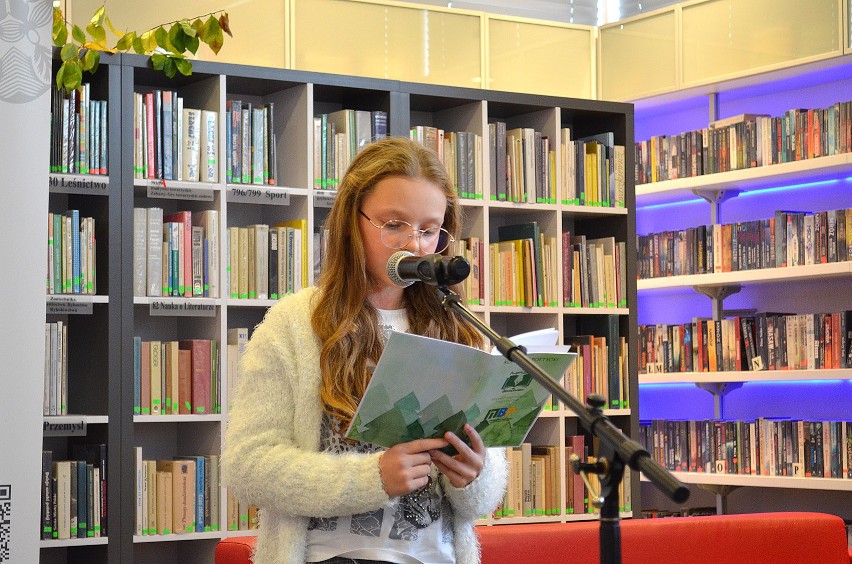 „Kurpie Zielone w literaturze”. Uroczyste podsumowanie konkursu poetyckiego w bibliotece w Kadzidle. 7 listopada 2023. Zdjęcia