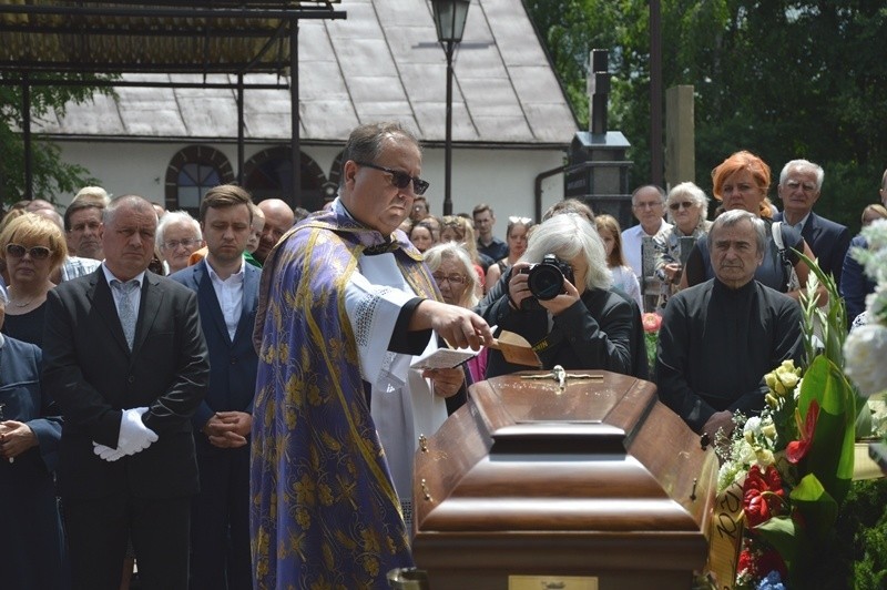 Nowy Sącz. Tłumy na pogrzebie tragicznie zmarłego o. Piotra Matejskiego [ZDJĘCIA]
