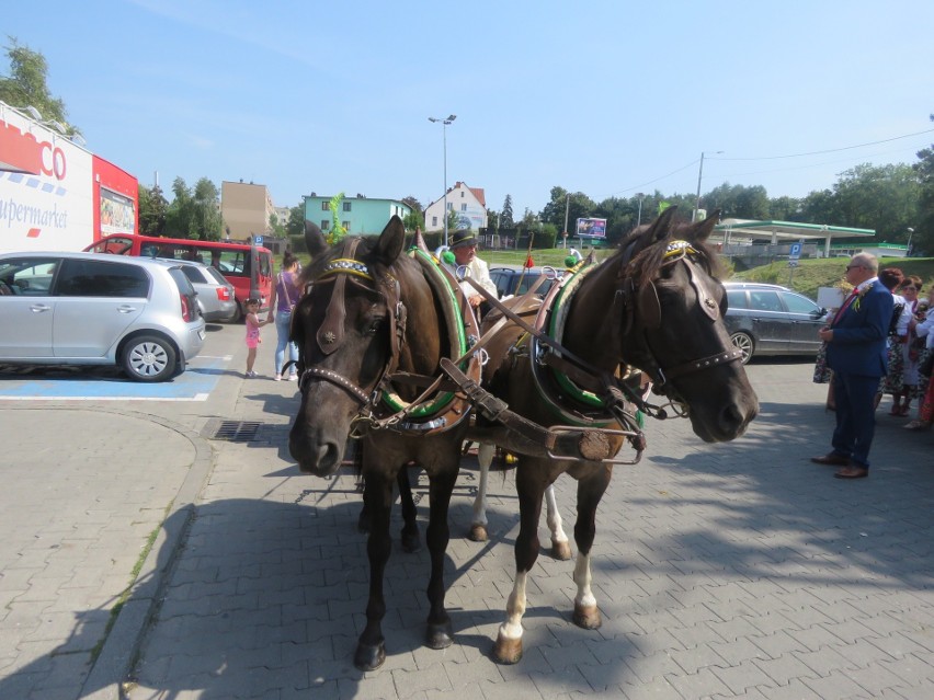 Pochód dożynkowy wyruszył w kierunku nowego basenu