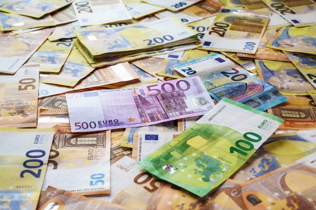 Policja zatrzymała mężczyznę, który miał prawie 46 tys. fałszywych banknotów euro