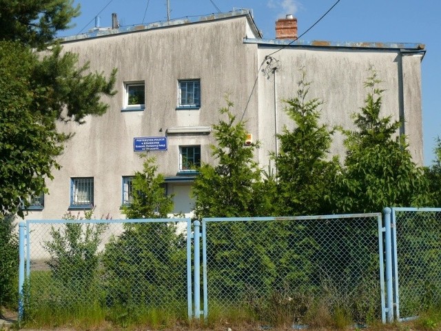 Gmina Krasocin przekazała nieodpłatnie ten budynek Komendzie Wojewódzkiej Policji i nie zgadza się jego likwidację przez komendanta powiatowego. 