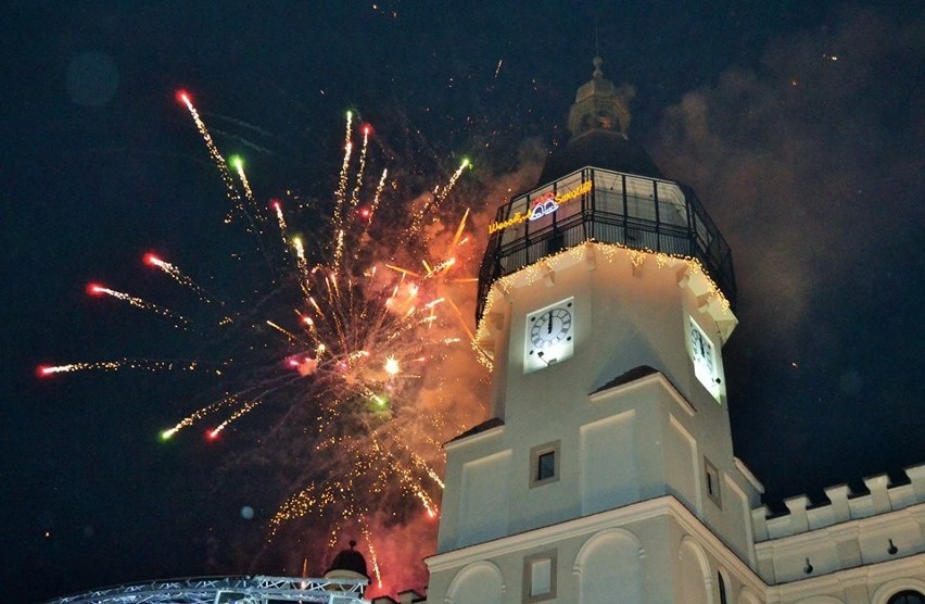 Mieszkańcy Szydłowca powitali nowy rok w Rynku Wielkim. Obok ratusza bawiły się setki osób