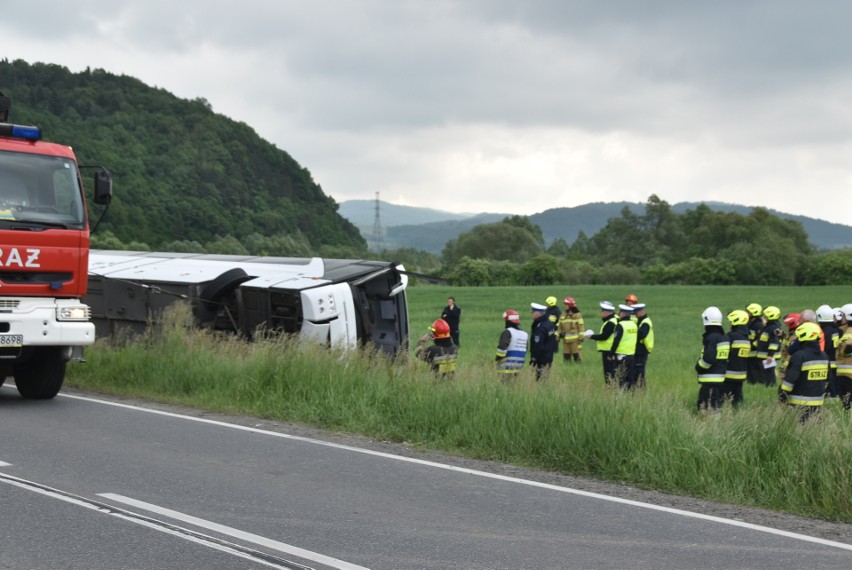 Autobus z wycieczką szkolną z Rzeszowa wypadł z drogi w Roztoce. Są osoby ranne [ZDJĘCIA]