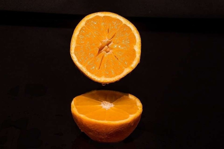 Pomarańcze dostarczają też dużo witamin z grupy B (w tym...