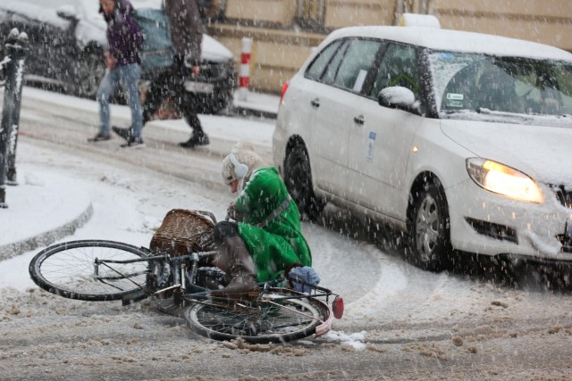 Intensywne opady śniegu w Krakowie. Na drogach zrobiło się bardzo ślisko