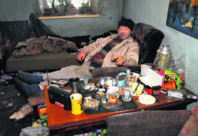 Marek M. żyje w bałaganie, w mieszkaniu, w którym przez dwa miesiące leżały zwłoki jego żony.