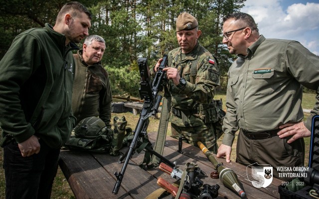Kurs zapoznał leśników z wyposażeniem wojskowym, wykorzystaniem broni długiej i krótkiej, taktyką, szkoleniem saperskim czy łączności.