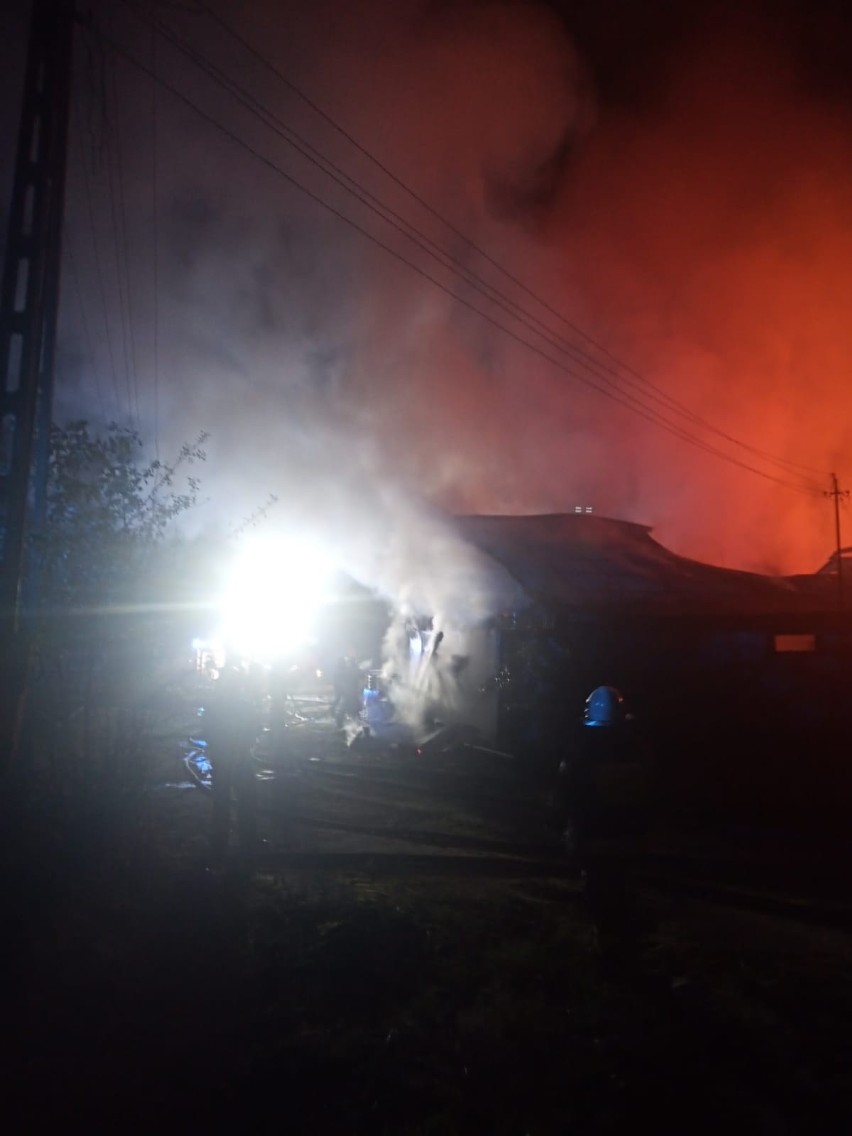 Strażacy ponad 7 godzin walczyli z pożarem budynków