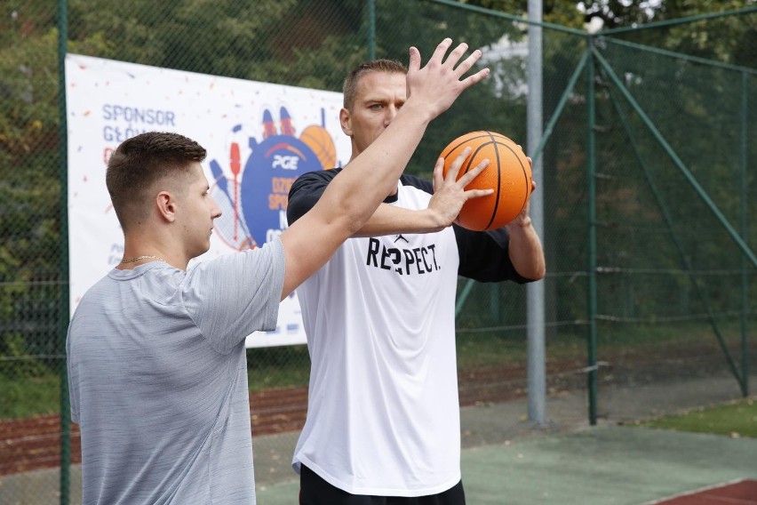 Cezary Trybański chętnie angażuje się w pracę z najmłodszymi