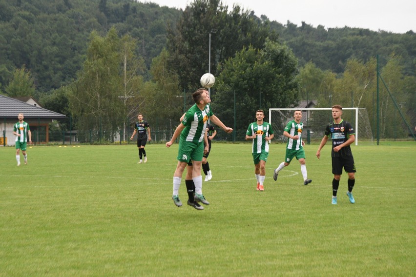 Hummel 4 liga. Kulisy meczu GKS Rudki ze Starem Starachowice w obiektywie. Zobaczcie zdjęcia z meczu i kibiców