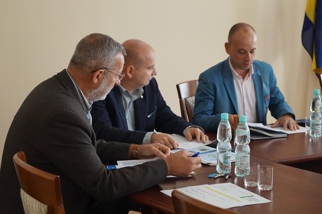 Posiedzenie Powiatowego Zespołu Zarządzania Kryzysowego prowadził starosta tarnobrzeski Paweł Bartoszek - z prawej
