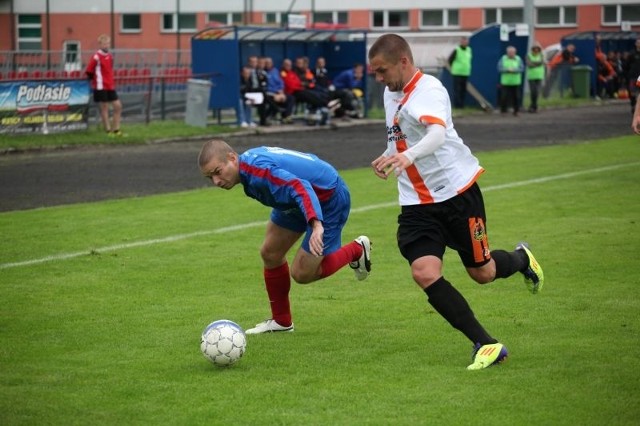 Klaudiusz Łatkowski (z prawej) i jego koledzy z KSZO zdobyli pierwsze punkty w tym sezonie. W sobotę wygrali w Sokółce z Sokołem 1:0.