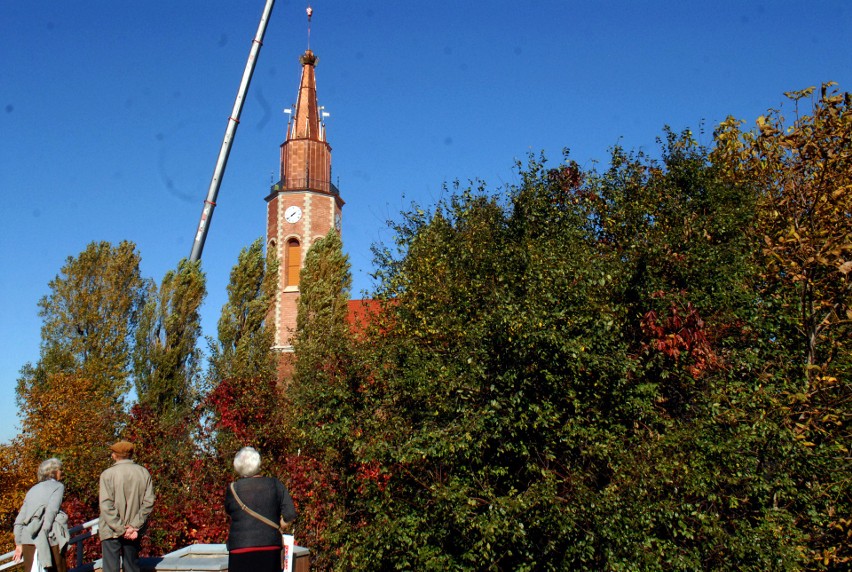 Koniec budowy wieży na kościele w Prokocimiu już blisko. Budowlańcy właśnie montują dach