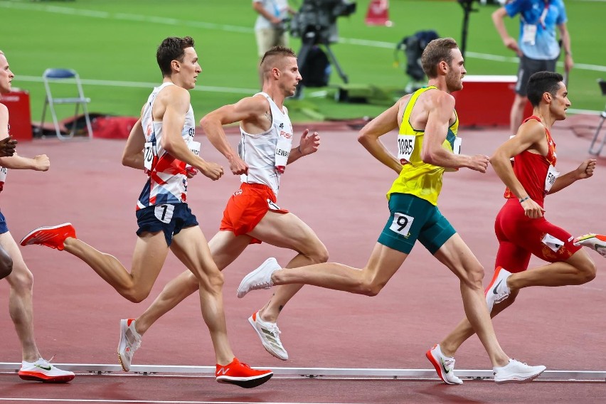 Marcin Lewandowski w półfinale 1500 m odniósł kontuzję.