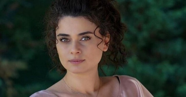 Yağmur Şahbazova wcielająca się w rolę Narin jest córką znanej aktorki