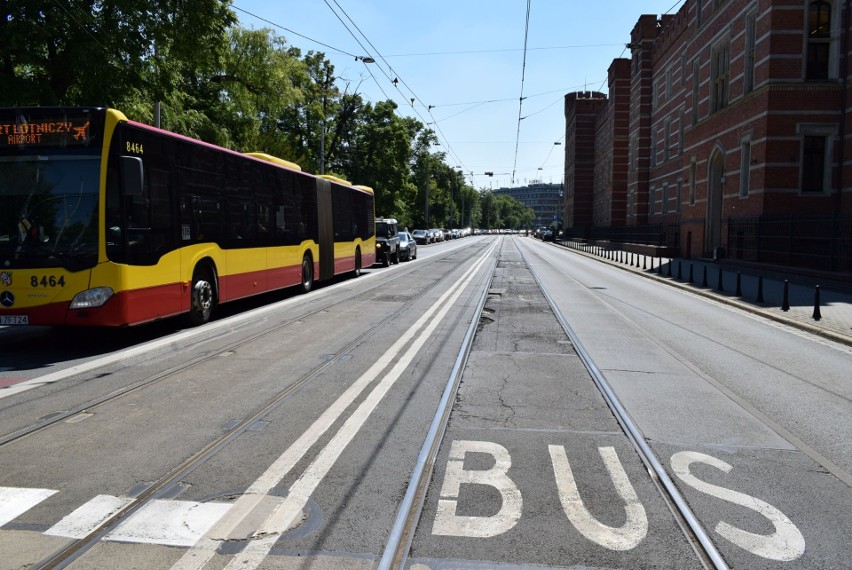 Torowisko tramwajowe na ul. Podwale pomiędzy skrzyżowaniami...