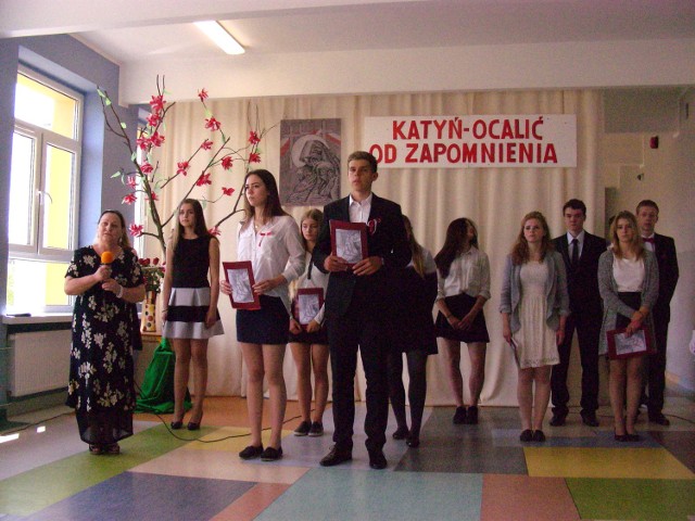 Kolejne roczniki gimnazjalistów z ZS nr 25 przypominają, że prawda o Zbrodni Katyńskiej, niczym katharsis, święci triumf