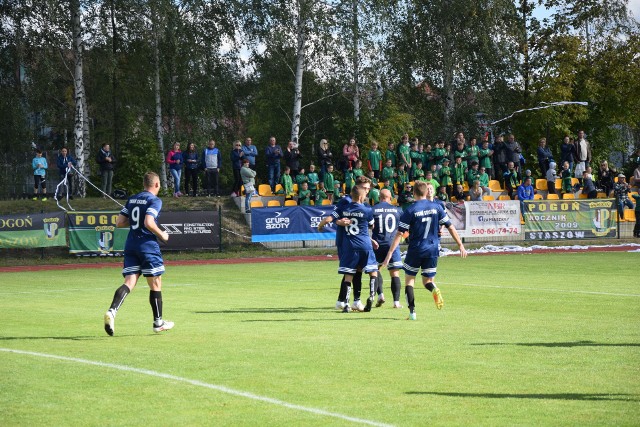 Radość piłkarzy Olimpii Pogoni Staszów po strzeleniu kolejnego gola w meczu z Hetmanem Włoszczowa.
