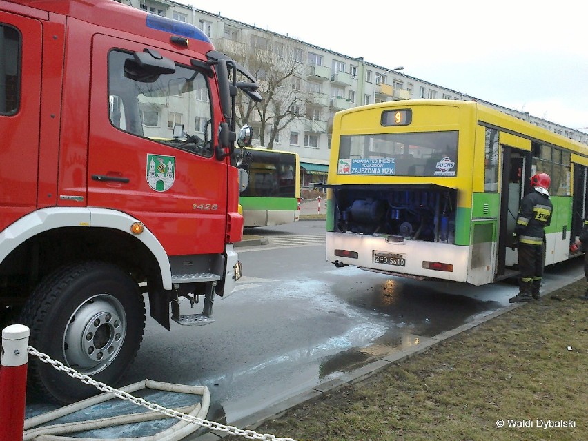 Awaria autobusu MZK w Zielonej Górze. Zapalił się silnik. Ogień dogaszali strażacy