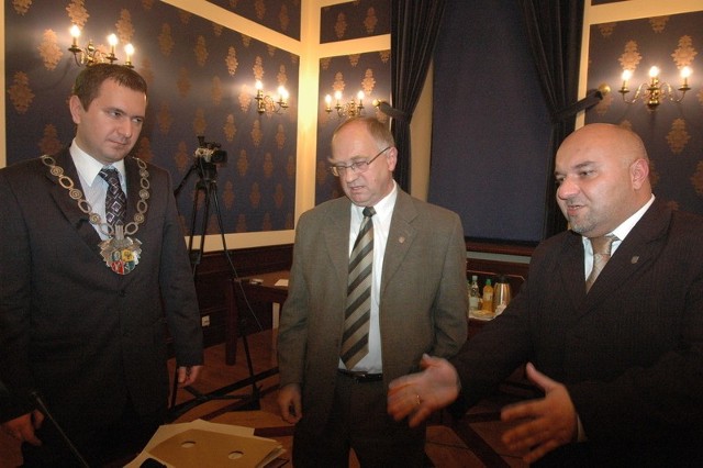 Jarosław Dudkowiak (od prawej), Andrzej Koliński i Radosław Pobol dyskutowali zażarcie także w czasie przerw.