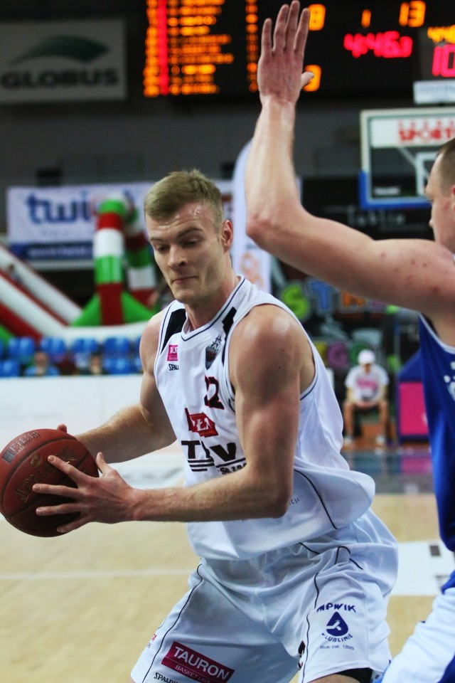 23-letni zawodnik rozegrał w starciu z ekipą ze Słupska niespełna 10 minut, w trakcie których zdobył 4 punkty.