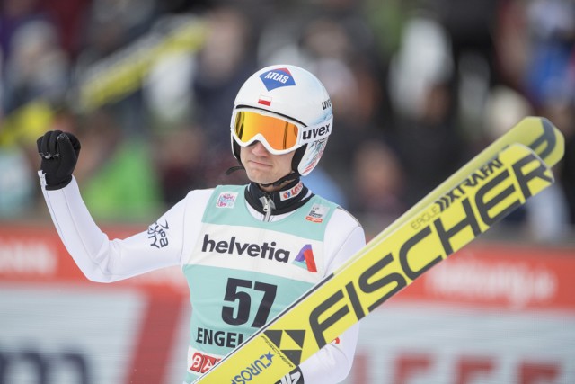 Kamil Stoch miał w niedzielę powody do zadowolenia. Dwa razy przekroczył granicę 140 metrów i zajął drugie miejsce