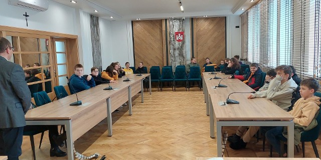 Uczniowie ósmych klas szkoły w Przytyku dowiedzieli się na spotkaniu z wójtem, jak tworzy się lokalne prawo.