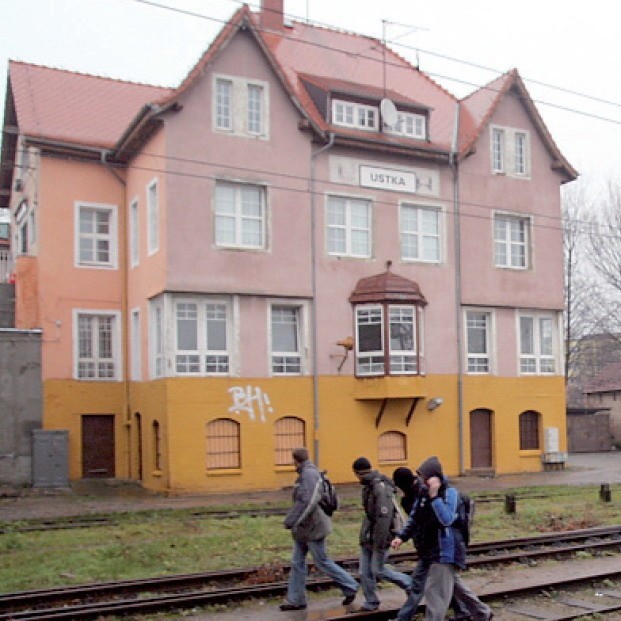 Dworzec PKP w Ustce. W tle budynek stacji.