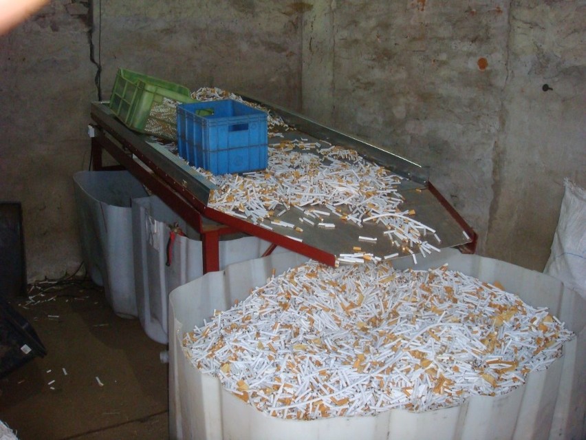 Nielegalne wyroby tytoniowe ujawniono w trzech magazynach w...