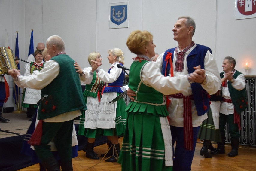 Skromna gala wręczenia Złotych Gryfów Powiatu Jędrzejowskiego w starostwie w Jędrzejowie. Mimo to, był śpiew i taniec na żywo