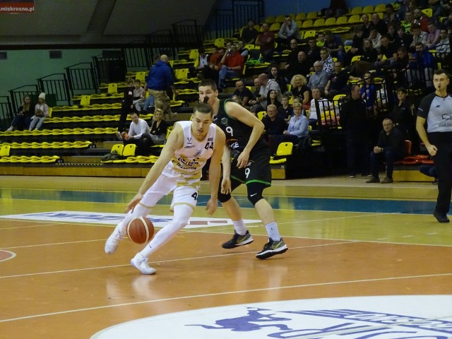Julian Jasiński (z piłką) był najskuteczniejszym graczem Miasta Szkła
