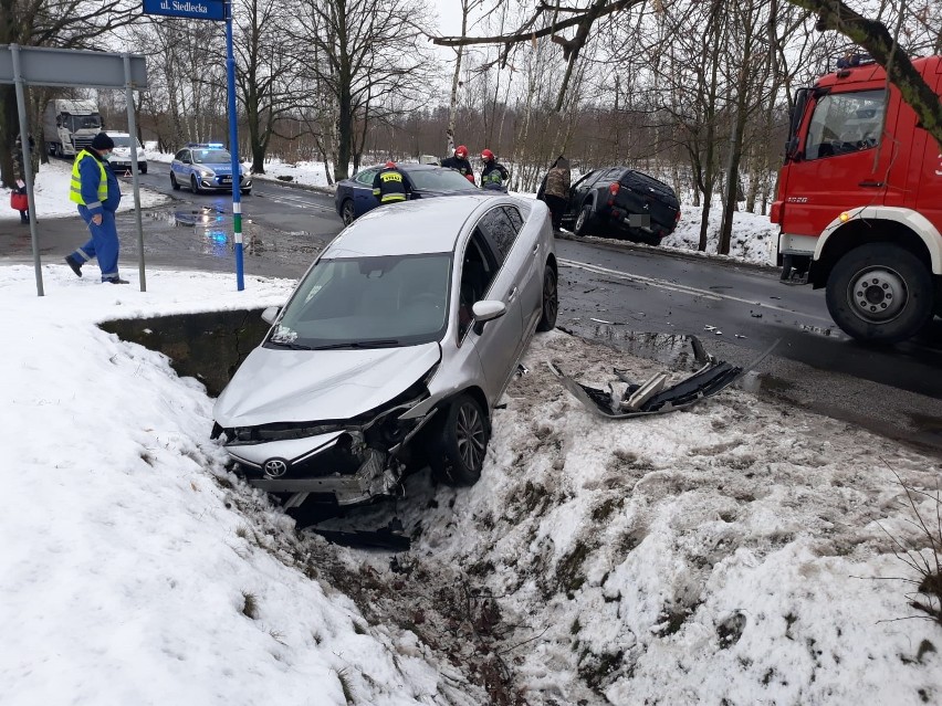 Wypadek na Maślicach. Zderzyły się trzy samochody, dwa wpadły do rowu 