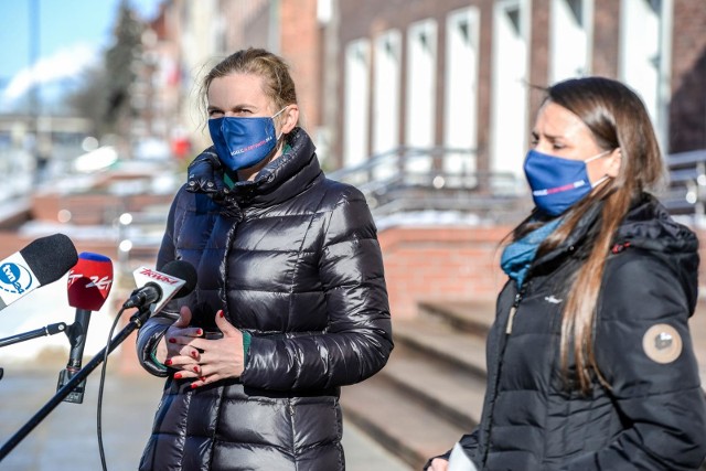 Barbara Nowacka i Agnieszka Pomaska - posłanki podczas konferencji poświęconej wolnym mediom przed pomorskim Urzędem Wojewódzkim