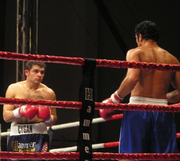 W 2004 r. na ringu w Strzelcach Opolskich Dawid "Cygan&#8221; Kostecki wygrał z Irakijczykiem Talalem Santiago.
