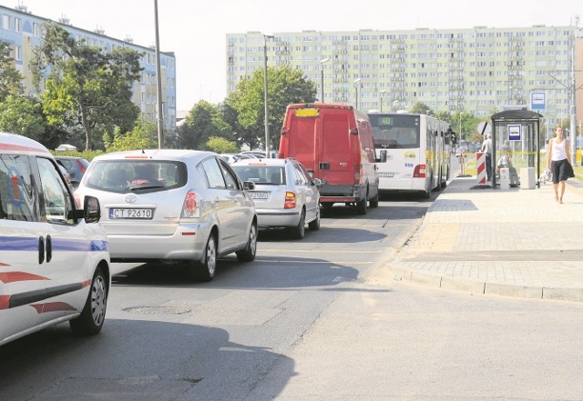 W tej chwili przy większym natężeniu ruchu na ul. Gagarina nie da się ominąć autobusów stających na przystankach.