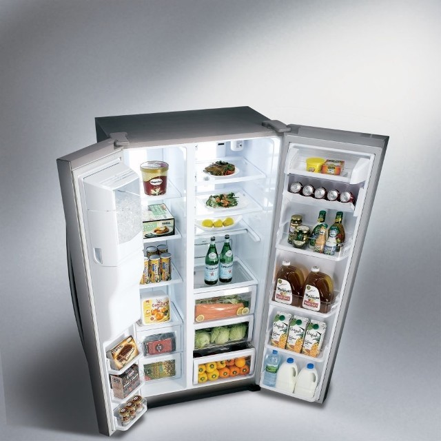 Porządek w lodówce i dobrze ułożone produkty żywnościowe ułatwiają codzienne przygotowywanie posiłków.