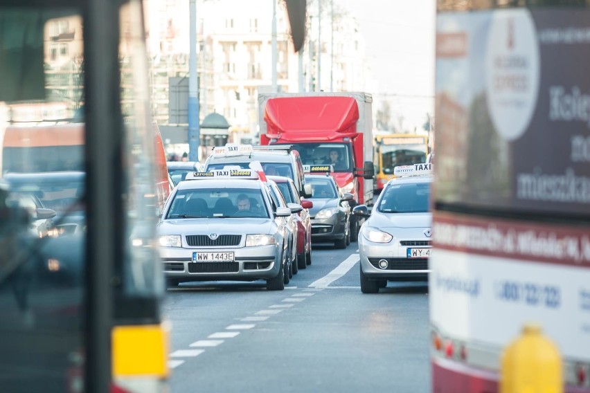 Taksówkarze regularnie protestują przeciwko przewoźnikom...