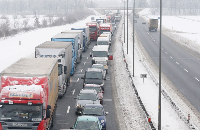 Kierowcy na autostradzie A4 muszą uzbroić się w cierpliwość.