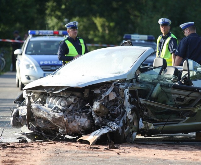 Wrak samochodu jednego z uczestników wypadku pod Dębiną &#8211; 31 lipca.