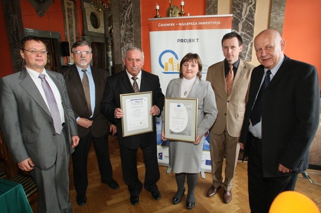 Certyfikat odebrał starosta kielecki Zenon Janus &#8211; na zdjęciu trzeci z lewej strony, obok przedstawiciele firmy certyfikującej IMQ oraz Związku Powiatów Polskich.