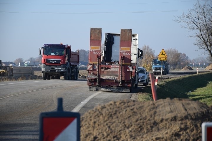 Fragment budowy drogi prowadzącej do wiaduktu nad S7 w...