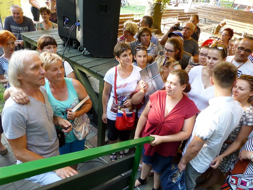 Po występie Jerzy Kryszak chętnie rozdawał autografy i...