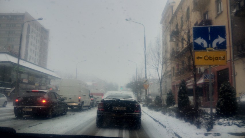 Atak zimy w Radomiu i regionie radomskim. Potężne opady śniegu, ślisko na drogach (zdjęcia)