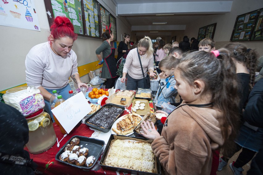 Dzień ciasteczkowy i charytatywna loteria w SP nr 17 w...