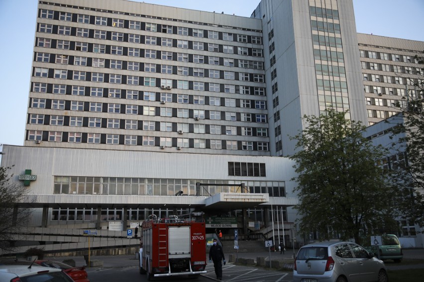Alarm bombowy w Krakowie: służby pod szpitalem Rydgiera